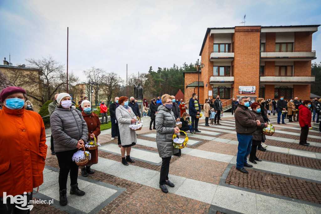 Święcenie pokarmów przed świątyniami