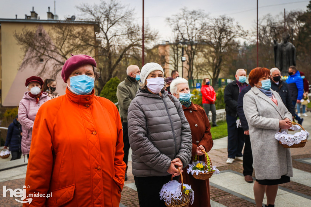 Święcenie pokarmów przed świątyniami