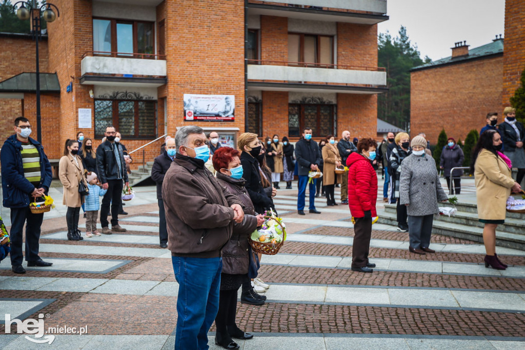 Święcenie pokarmów przed świątyniami