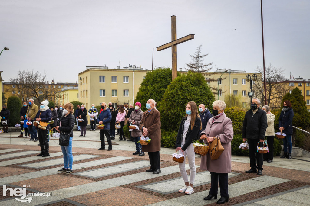 Święcenie pokarmów przed świątyniami