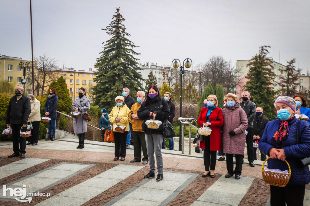 Święcenie pokarmów przed świątyniami
