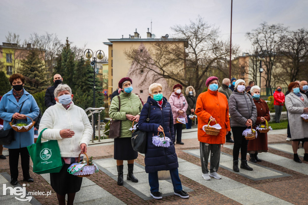 Święcenie pokarmów przed świątyniami