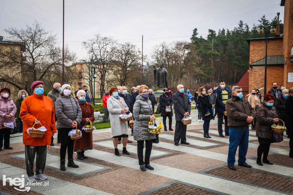 Święcenie pokarmów przed świątyniami