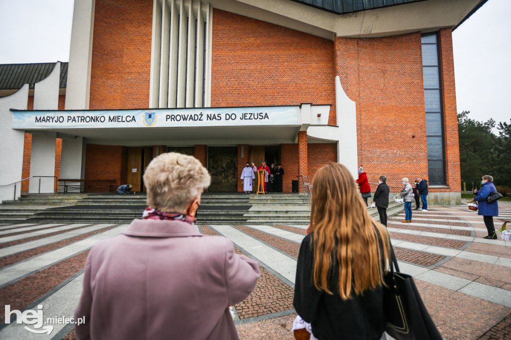 Święcenie pokarmów przed świątyniami