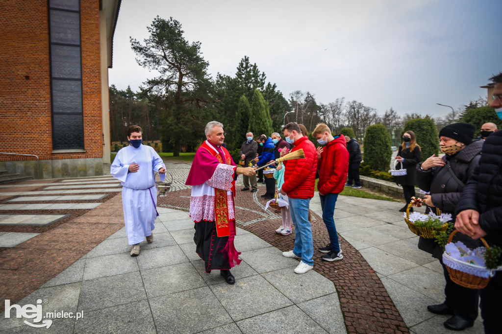 Święcenie pokarmów przed świątyniami