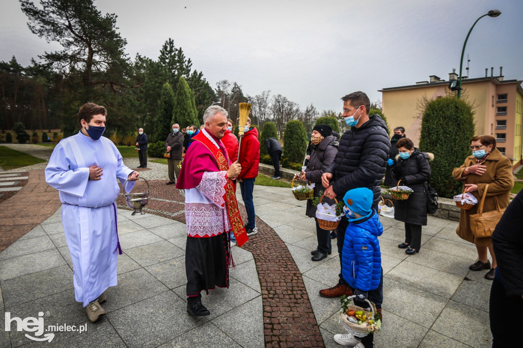 Święcenie pokarmów przed świątyniami
