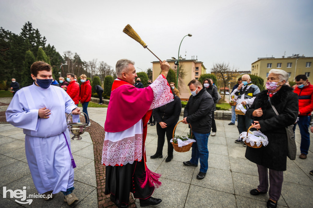Święcenie pokarmów przed świątyniami