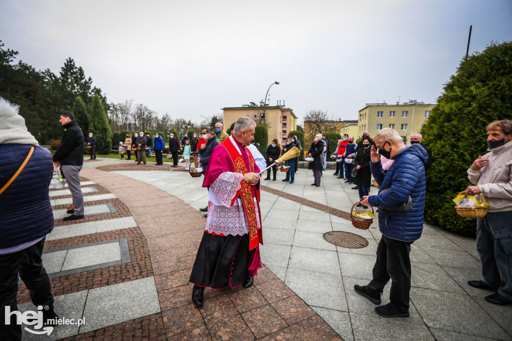 Święcenie pokarmów przed świątyniami