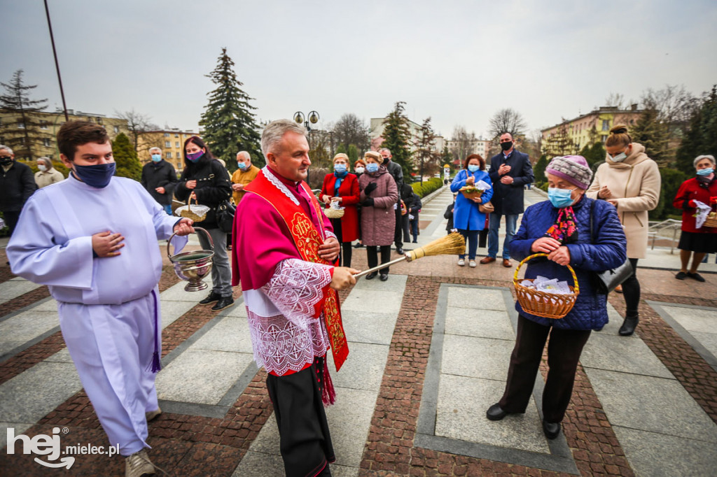 Święcenie pokarmów przed świątyniami