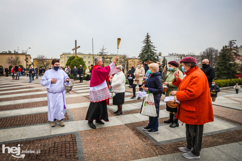Święcenie pokarmów przed świątyniami