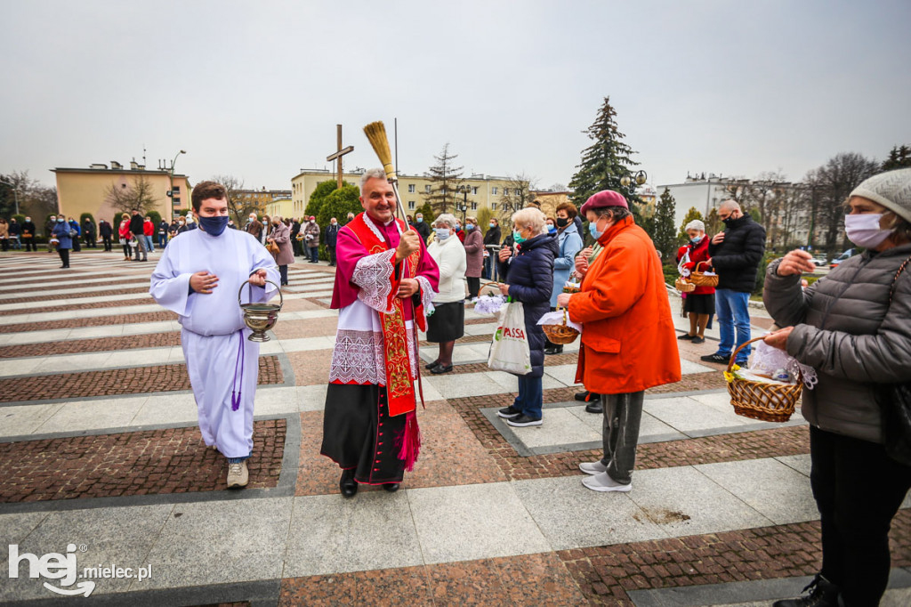Święcenie pokarmów przed świątyniami