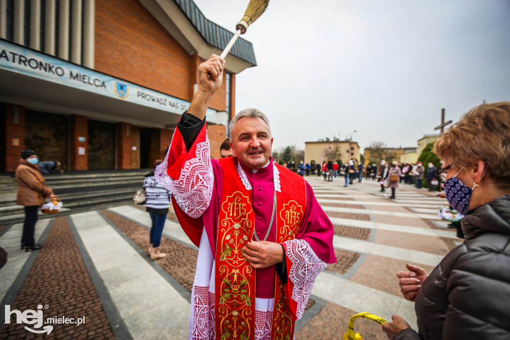 Święcenie pokarmów przed świątyniami