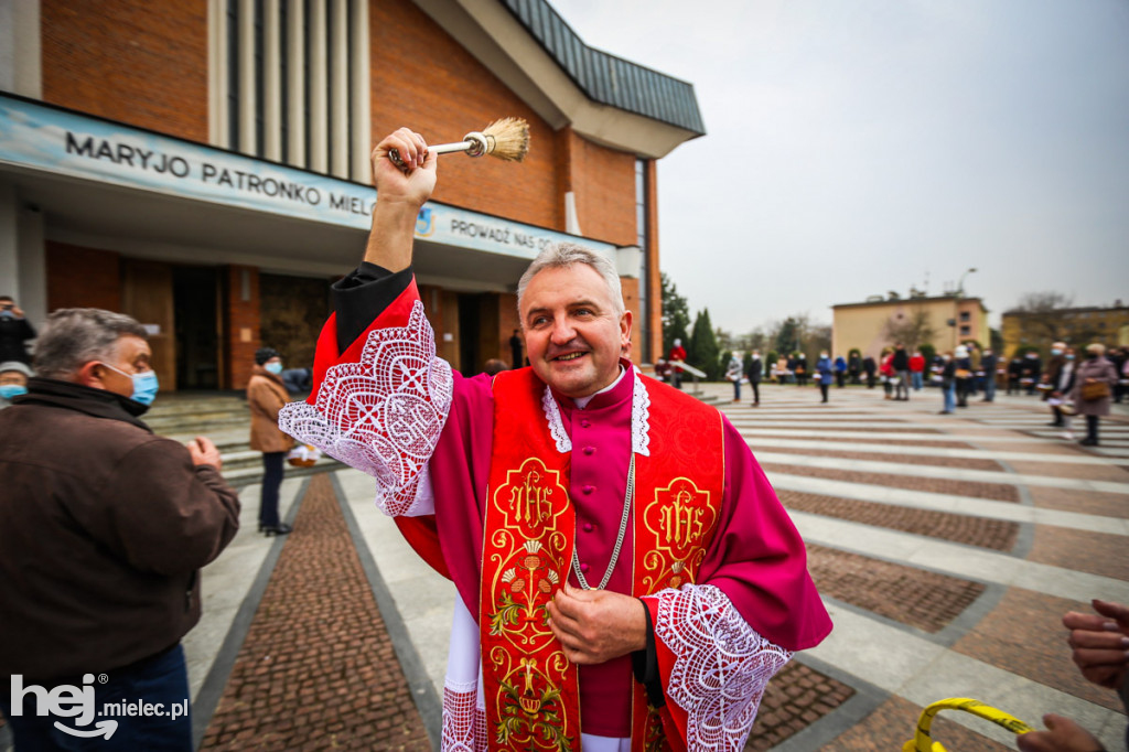 Święcenie pokarmów przed świątyniami