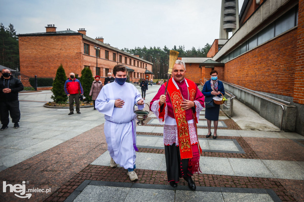 Święcenie pokarmów przed świątyniami