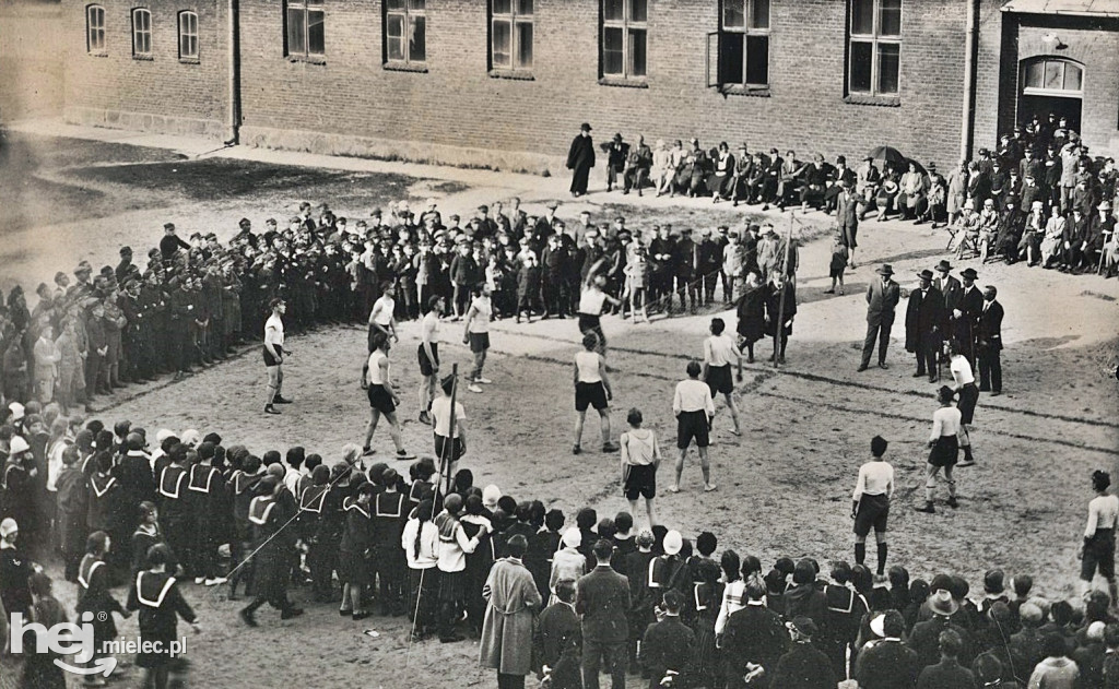 Jak 90 lat temu wyglądały lekcje WF w mieleckiej szkole?