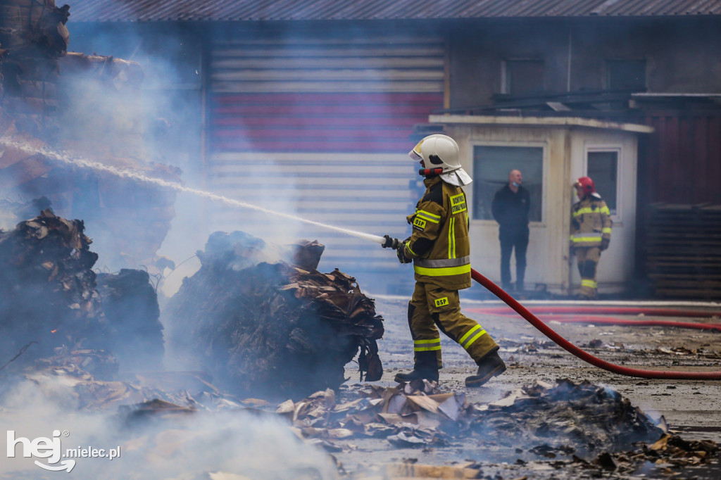 Duży pożar składu makulatury na stacji przeładunkowej LHS
