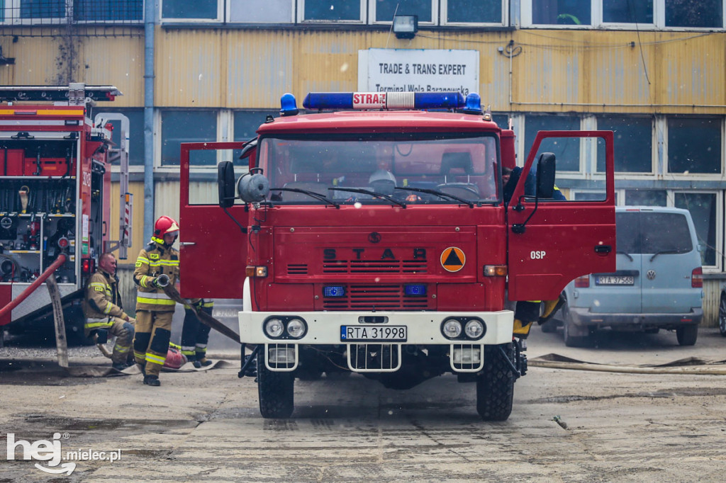 Duży pożar składu makulatury na stacji przeładunkowej LHS