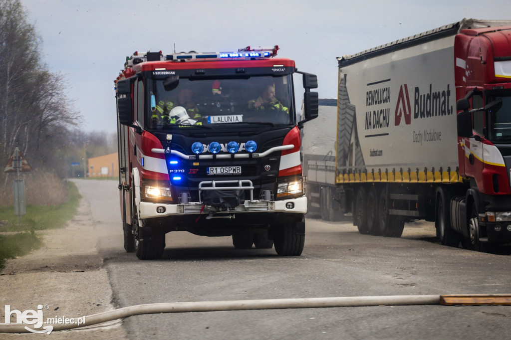 Duży pożar składu makulatury na stacji przeładunkowej LHS