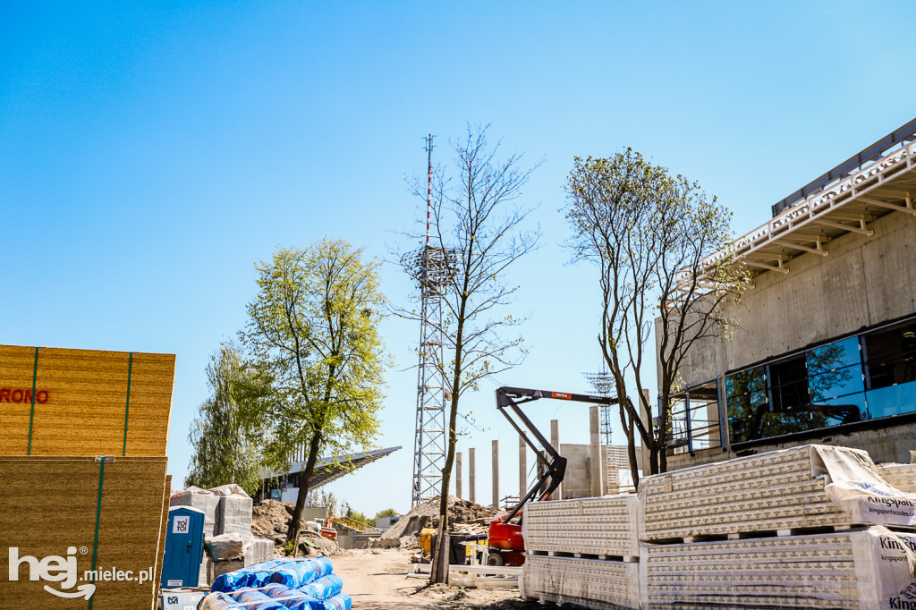 Co się dzieje na budowie hali sportowej