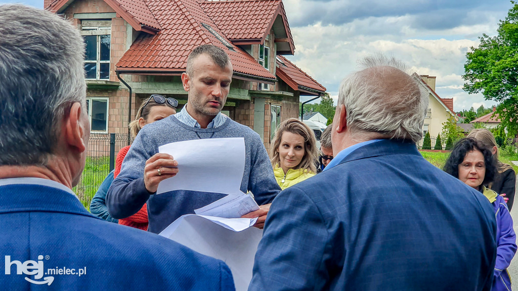 Mieszkańcy Smoczki czują się oszukani. Spór o bloki dla młodych