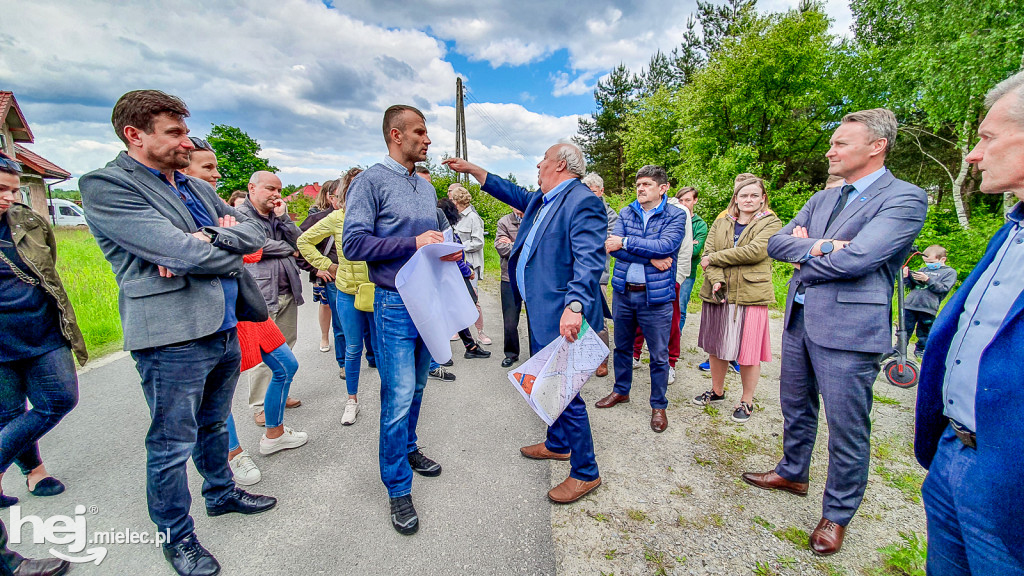 Mieszkańcy Smoczki czują się oszukani. Spór o bloki dla młodych