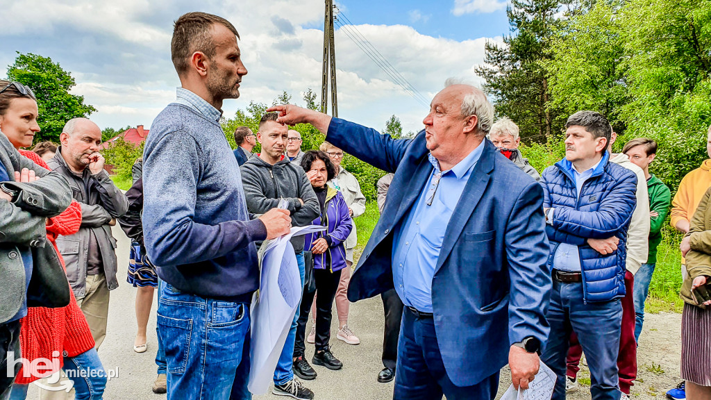 Mieszkańcy Smoczki czują się oszukani. Spór o bloki dla młodych