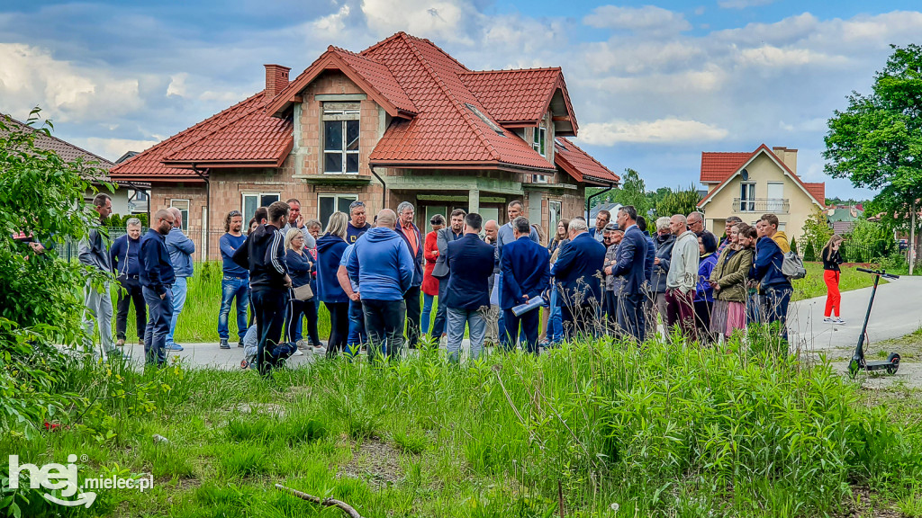 Mieszkańcy Smoczki czują się oszukani. Spór o bloki dla młodych