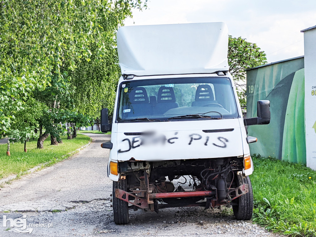 Zdewastowane auta z politycznymi, wulgarnymi hasłami