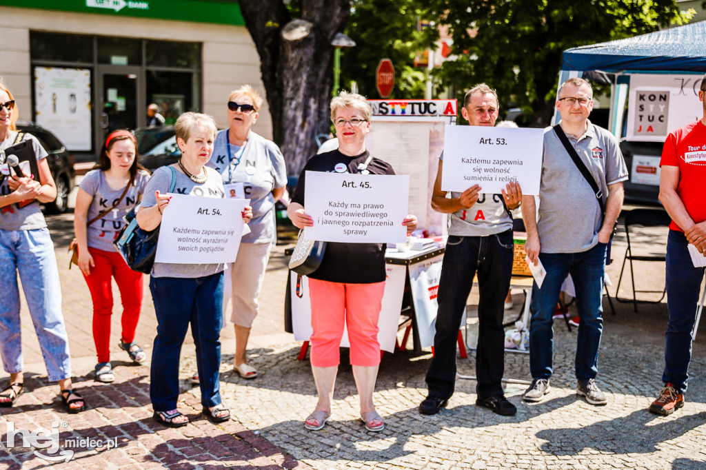 Tour de Konstytucja na Placu AK