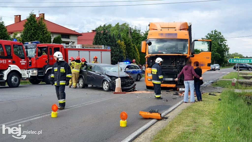 Wypadek w Piątkowcu. Zderzenie osobówki z ciężarówką