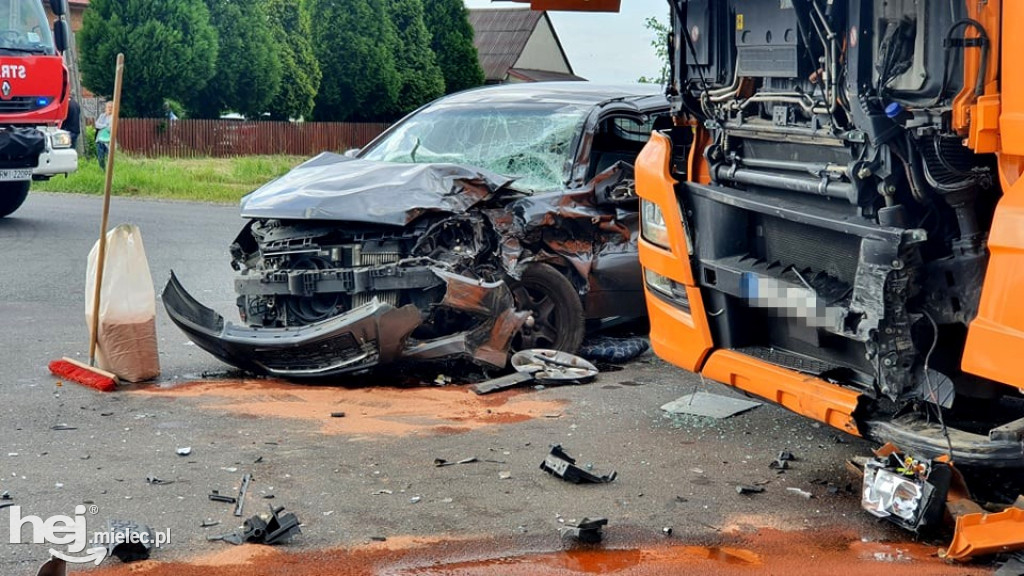 Wypadek w Piątkowcu. Zderzenie osobówki z ciężarówką