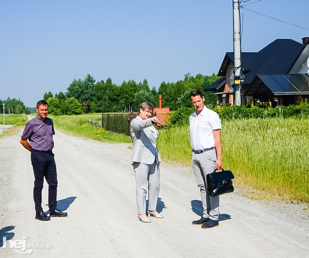 Ważna umowa na budowę drogi w Przecławiu