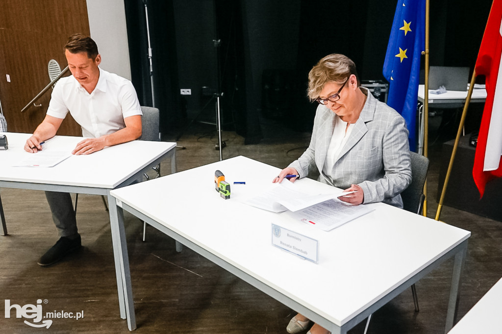 Ważna umowa na budowę drogi w Przecławiu