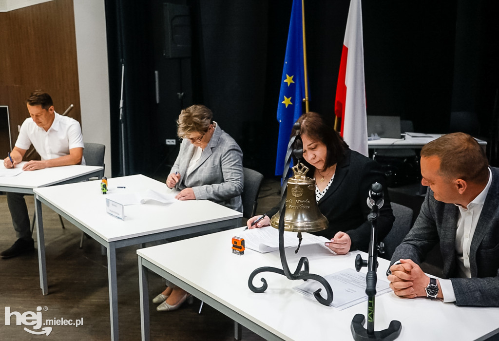 Ważna umowa na budowę drogi w Przecławiu