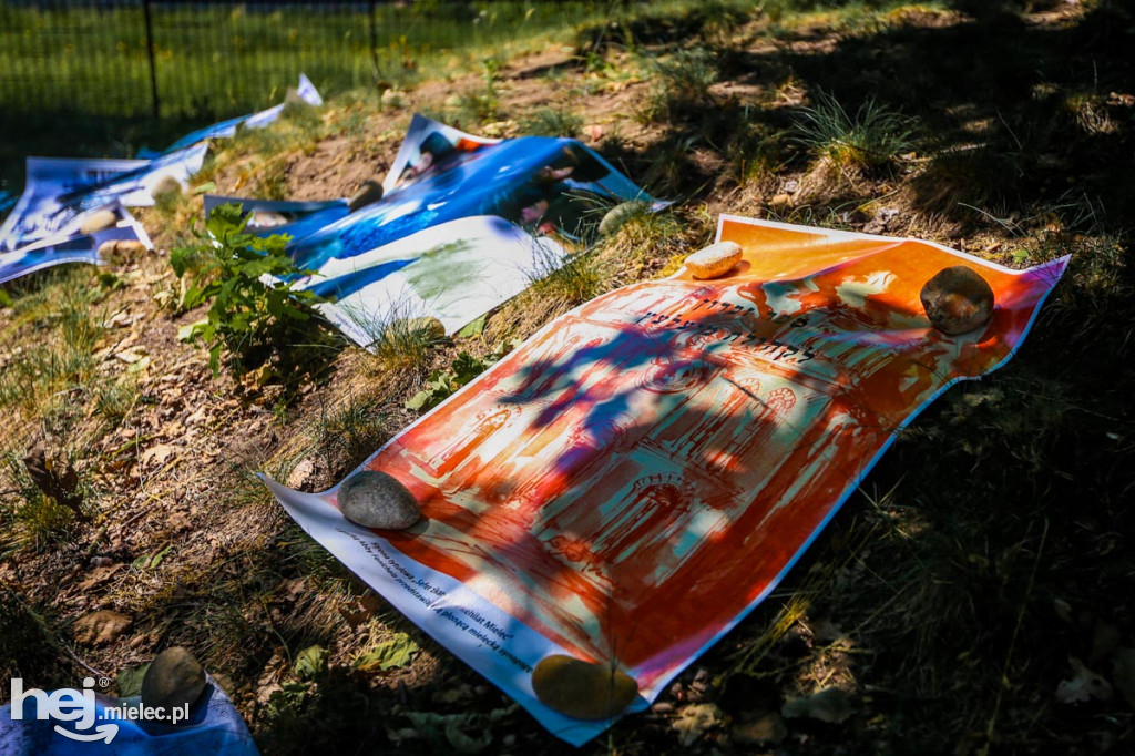 Otwarta brama cmentarza żydowskiego przy ul. Traugutta