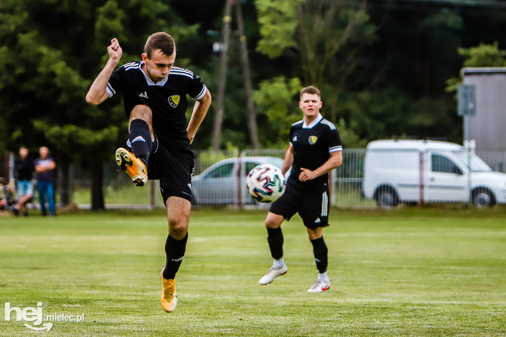 Czarni Trześń - Stal III Mielec: mecz i feta
