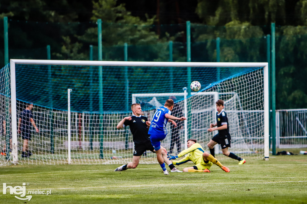 Czarni Trześń - Stal III Mielec: mecz i feta
