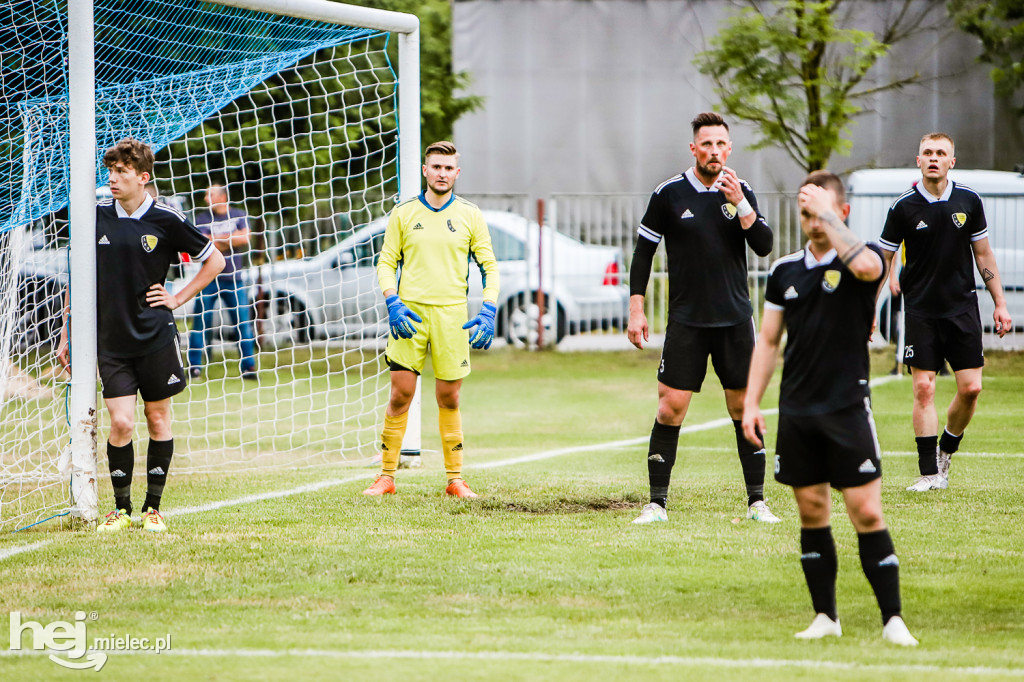 Czarni Trześń - Stal III Mielec: mecz i feta