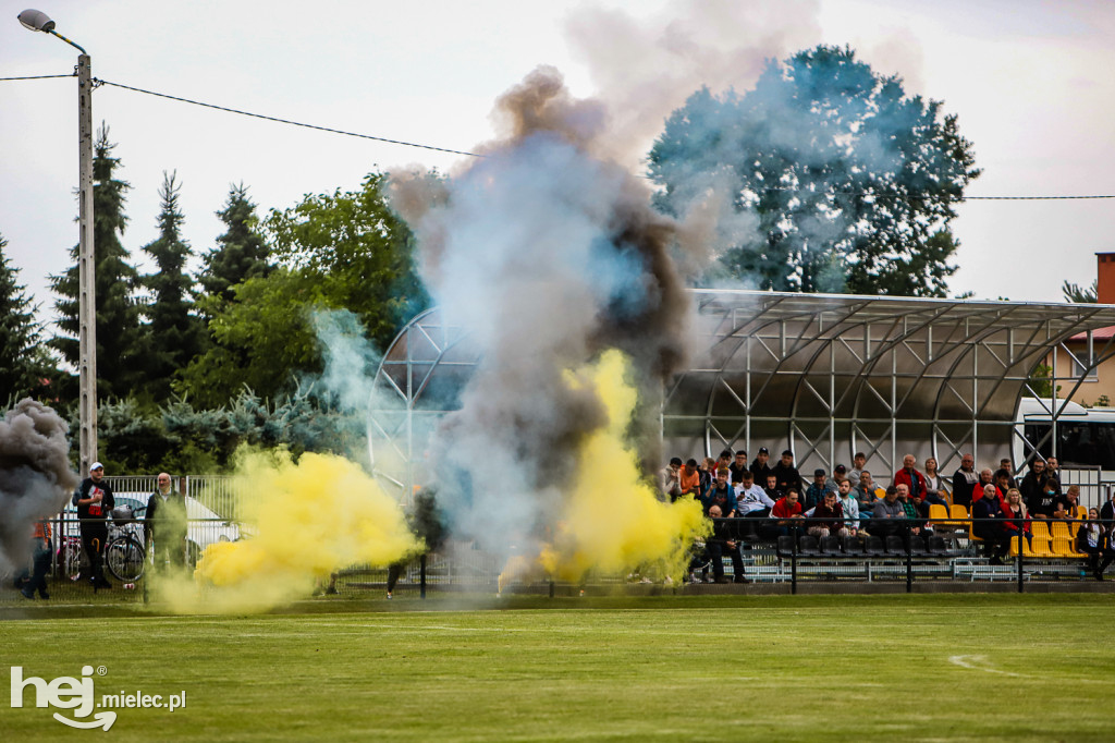 Czarni Trześń - Stal III Mielec: mecz i feta