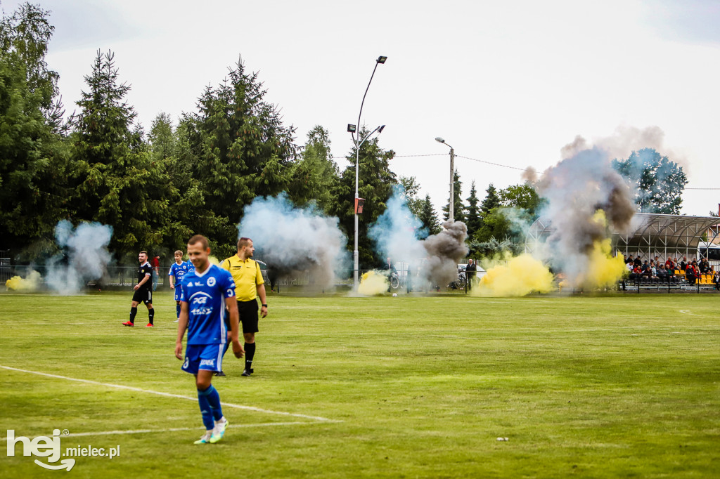 Czarni Trześń - Stal III Mielec: mecz i feta