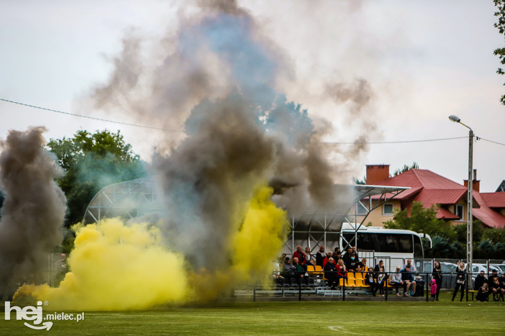 Czarni Trześń - Stal III Mielec: mecz i feta