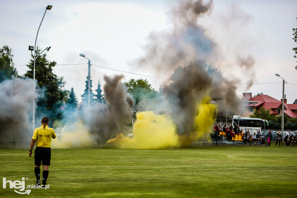 Czarni Trześń - Stal III Mielec: mecz i feta