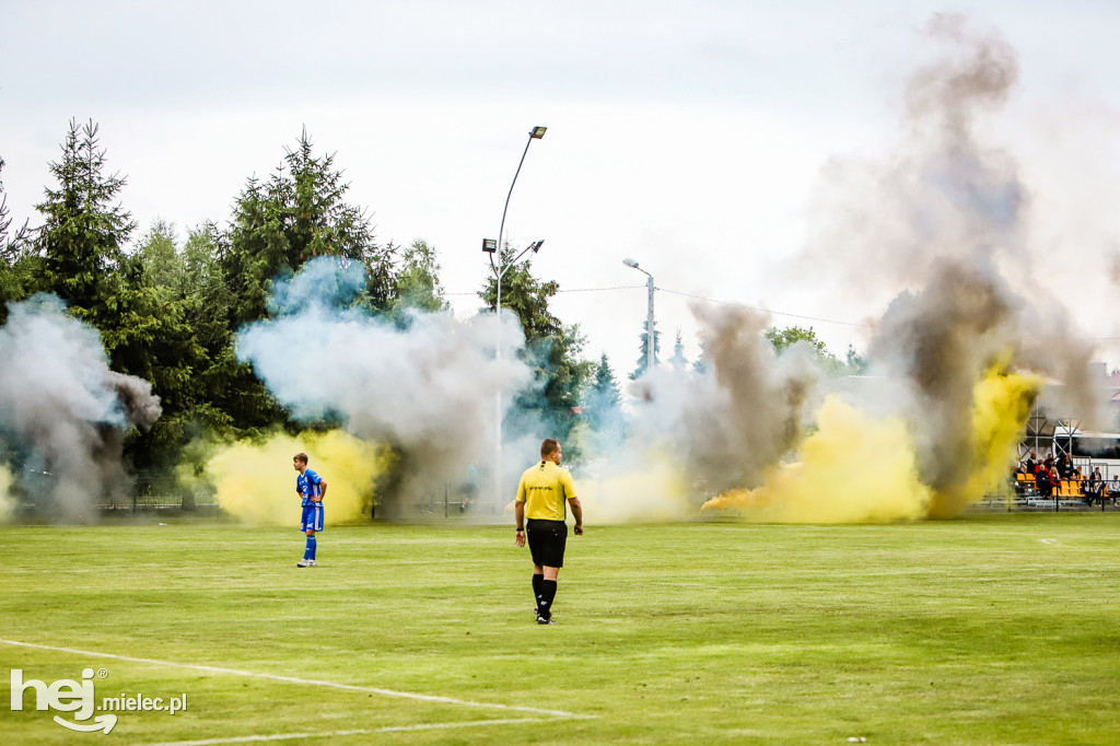 Czarni Trześń - Stal III Mielec: mecz i feta