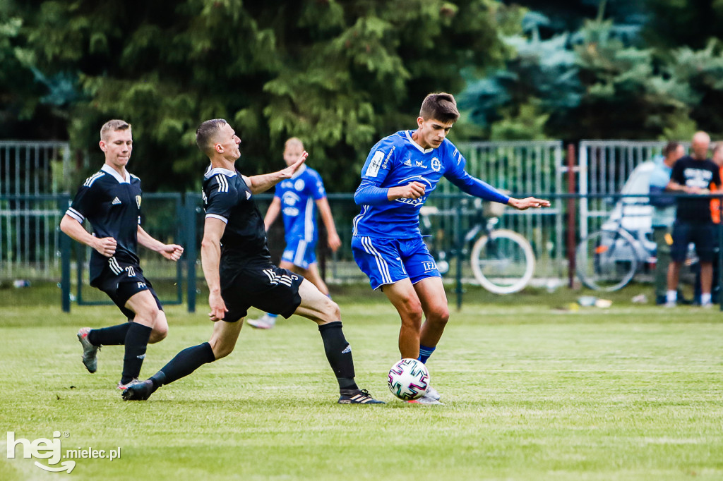 Czarni Trześń - Stal III Mielec: mecz i feta