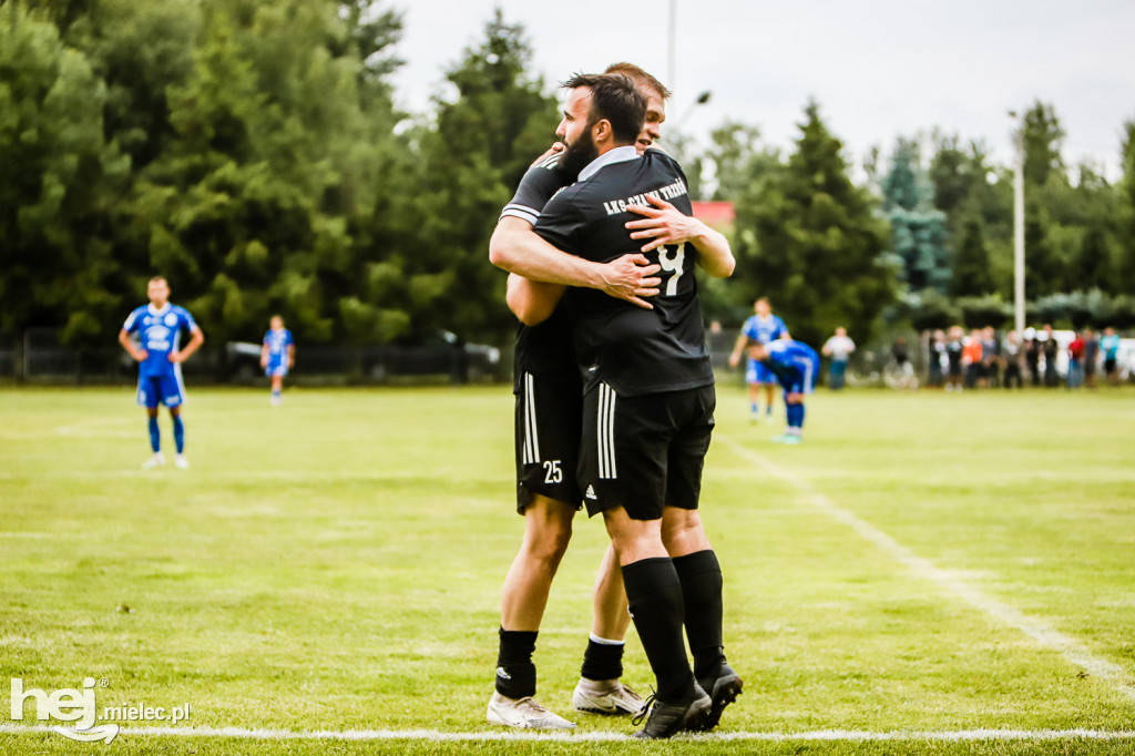 Czarni Trześń - Stal III Mielec: mecz i feta