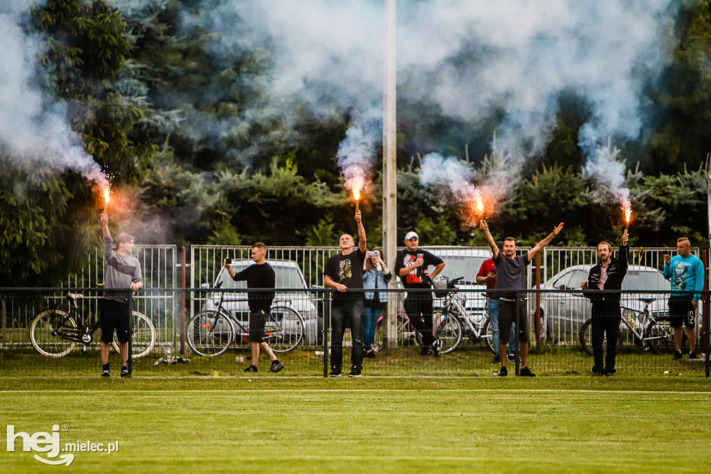 Czarni Trześń - Stal III Mielec: mecz i feta