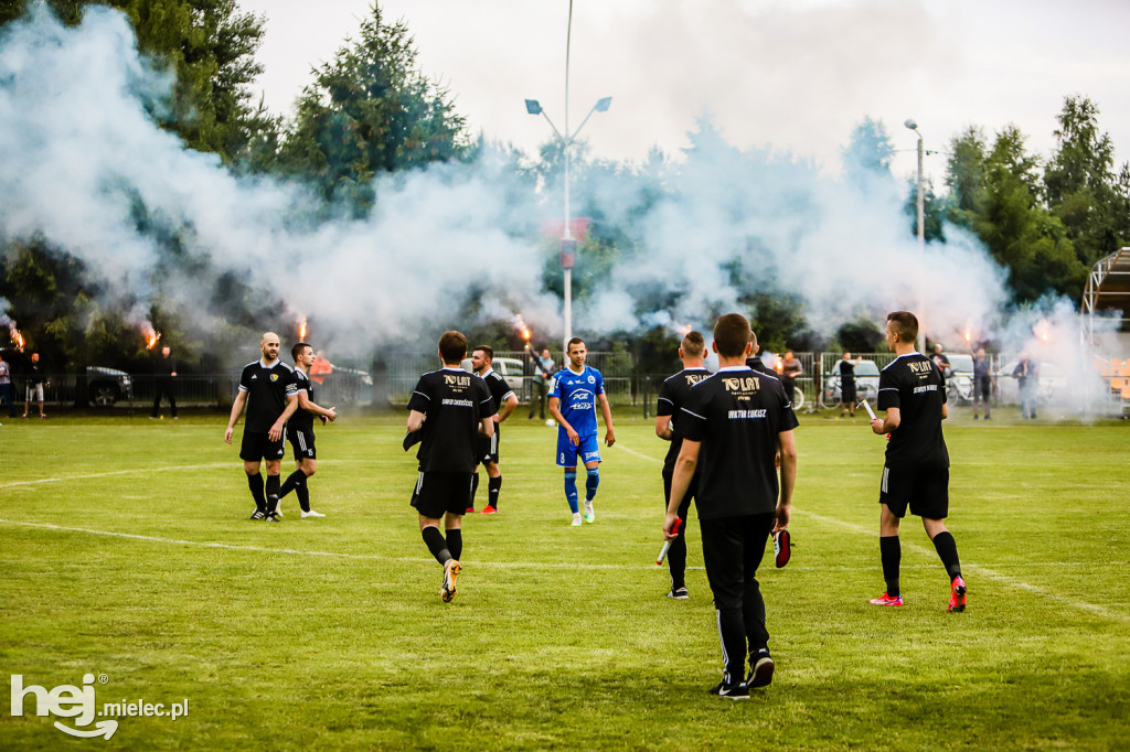 Czarni Trześń - Stal III Mielec: mecz i feta