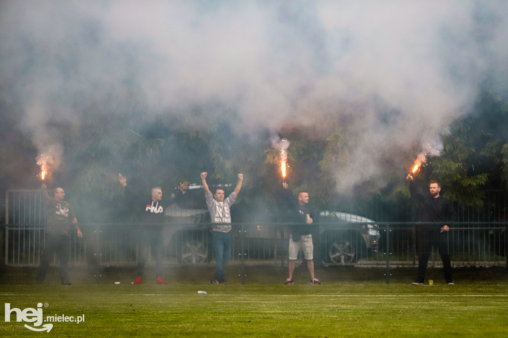 Czarni Trześń - Stal III Mielec: mecz i feta