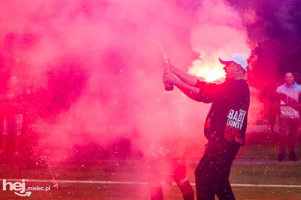 Czarni Trześń - Stal III Mielec: mecz i feta