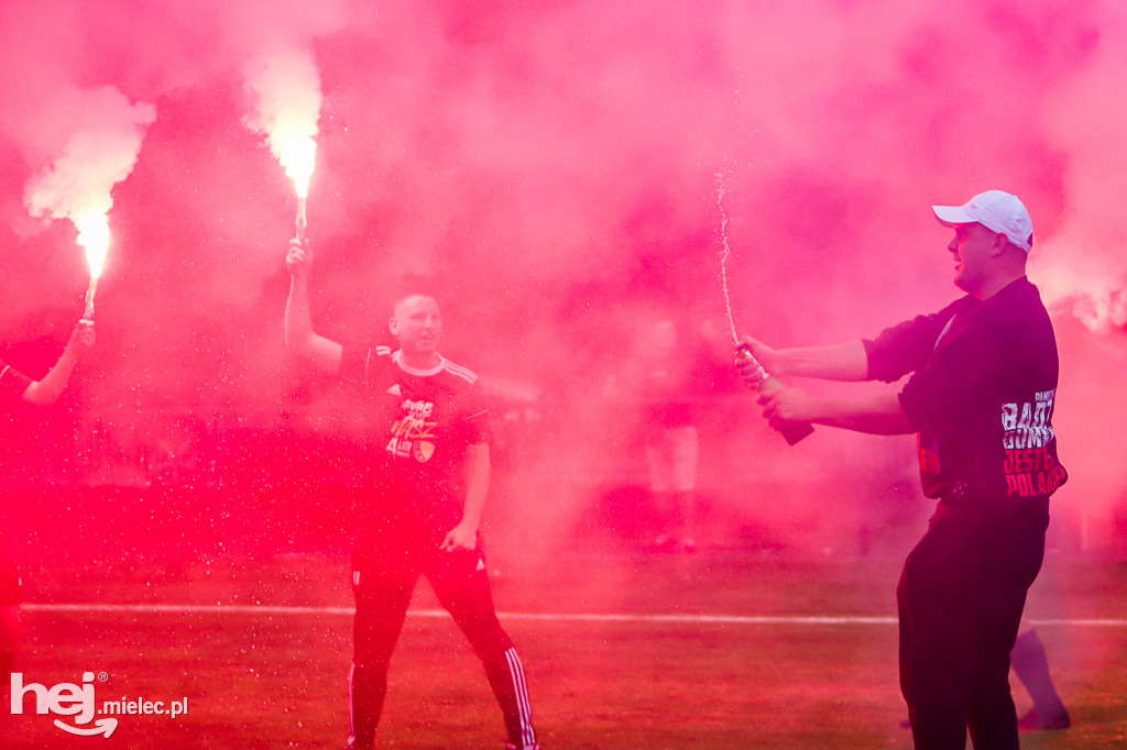 Czarni Trześń - Stal III Mielec: mecz i feta
